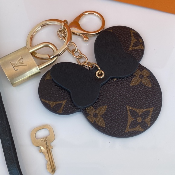 Authentic Louis Vuitton Strap and Lock and key 316. Charm is gifted. - Picture 3 of 8